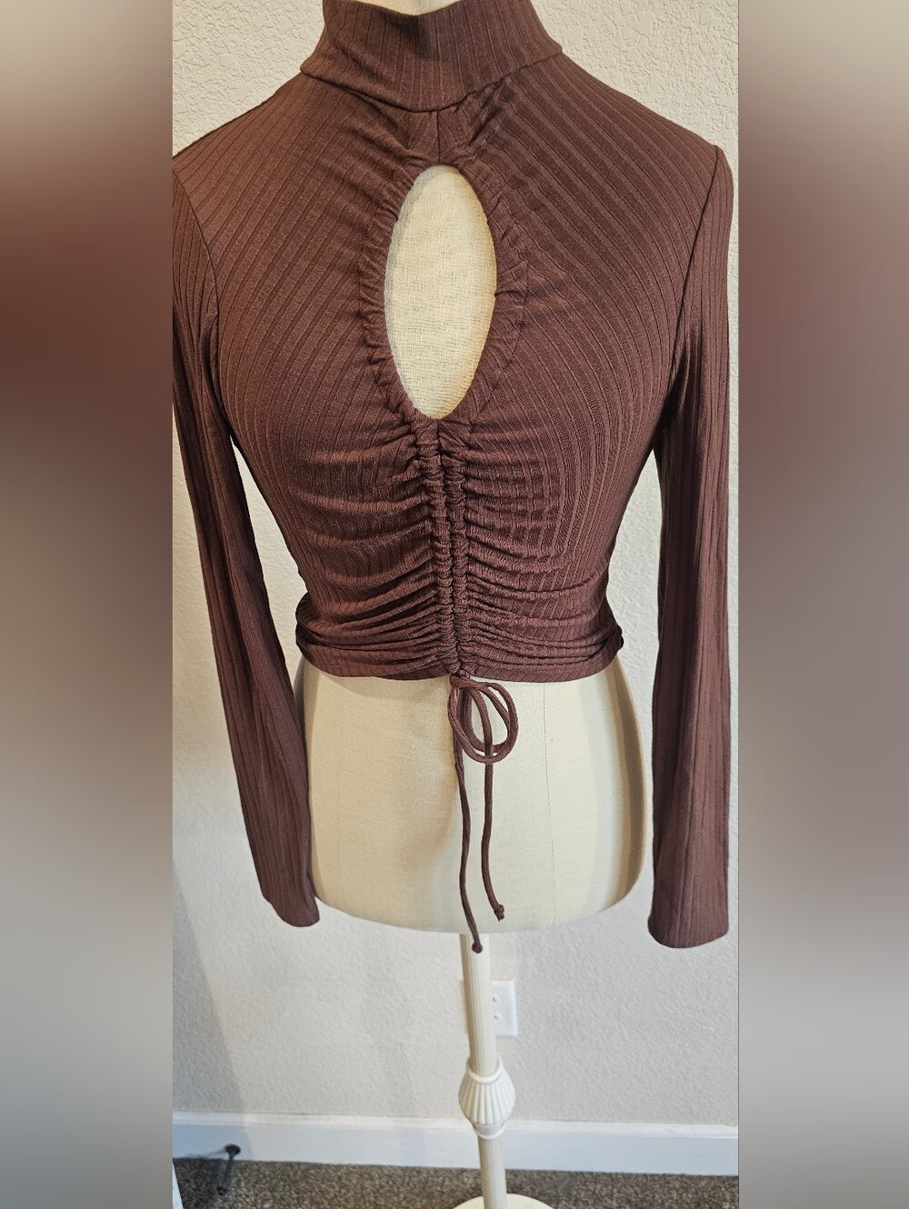NWT RED by BKE/BUCKLE Ruched Key Hole Mock Neck Long sleeve Top Brown Small